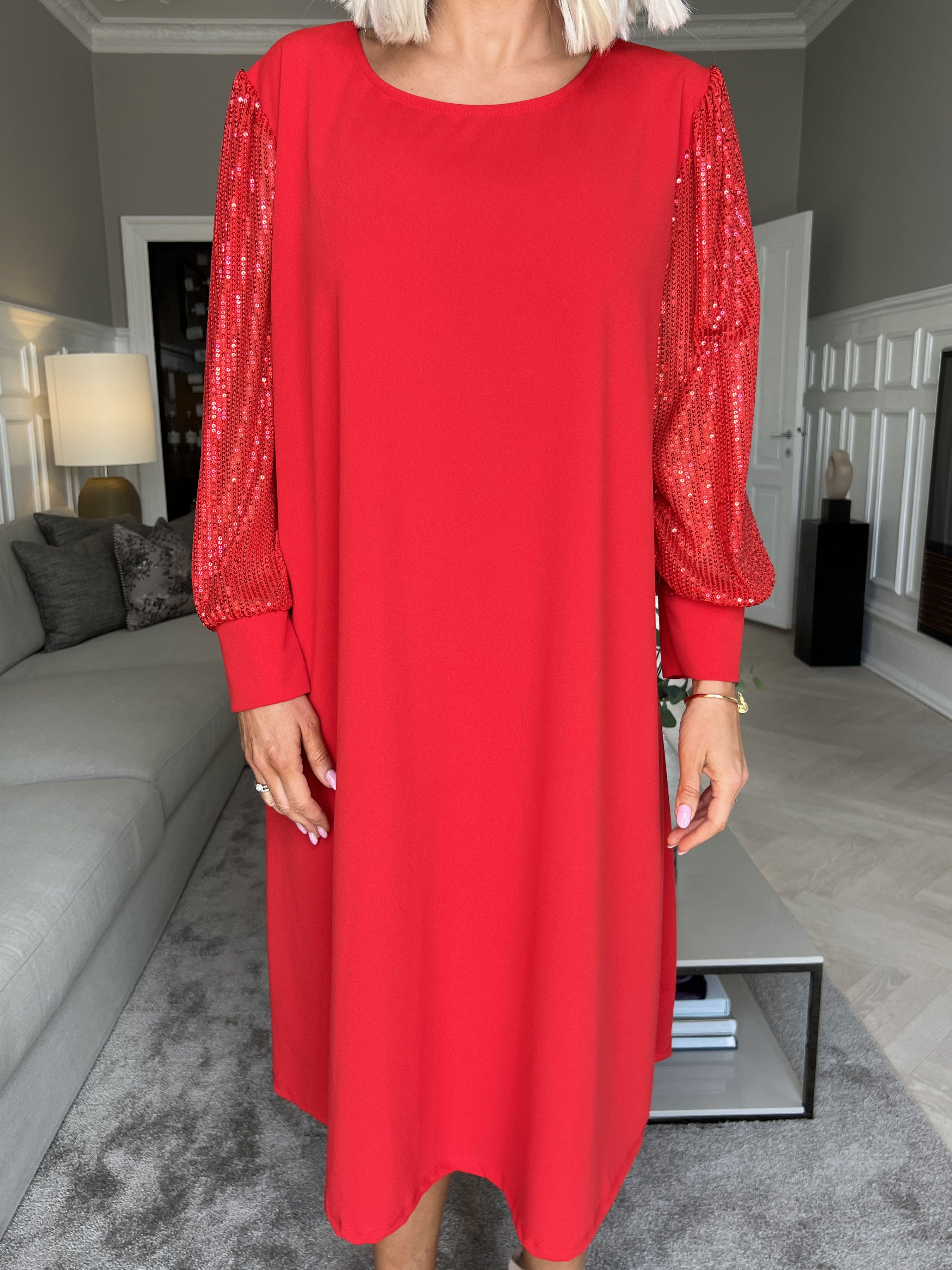 Djamila - Smuk kjole med paillet ærmer